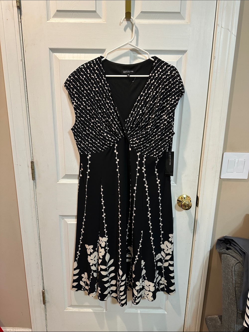 NWT Black & White Floral Twist-Front Women’s Dress